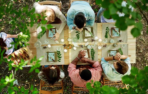 Décoration de table de jardin : Conseils pour un repas en plein air réussi